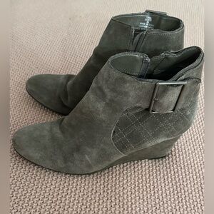 Pesaro Denise Size 8.5 Tan Taupe Beige Suede Leather Zip Wedge Heel Ankle Boots